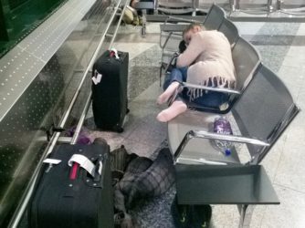 25 dôvodov prečo stráviť noc na letisku